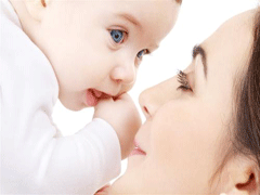 宝宝在十个月大时的发育指南：如何促进宝宝